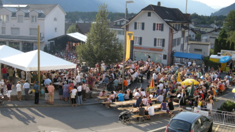 Büürä-Zmorgä auf dem Dorfplatz